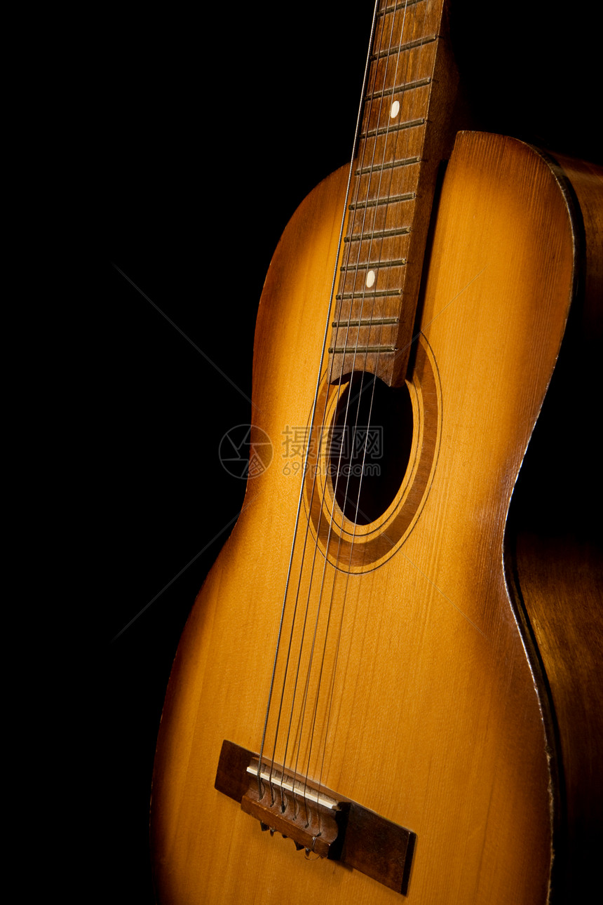 黑色背景的古典吉他图片