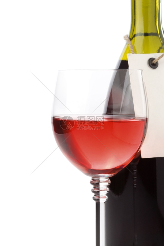玻璃和酒瓶中的葡萄在白色背景上隔绝图片
