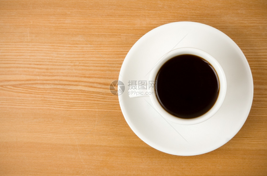 用木质制成的咖啡杯图片
