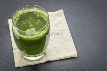 黄瓜菠菜和卷心的新鲜绿色蔬果汁一块石板上印有餐巾纸的玻璃杯图片