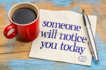 今天有人会注意到你肯定的概念手写在餐巾纸上加一杯咖啡图片