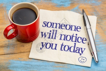 今天有人会注意到你肯定的概念手写在餐巾纸上加一杯咖啡图片