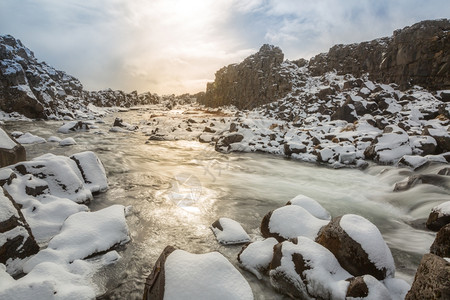 冰岛平韦利尔河谷公园冬季瀑布高清图片