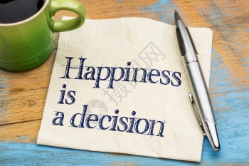 幸福是一个决定在餐巾纸上加一杯咖啡的激励词图片
