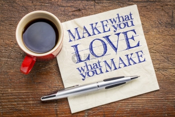 创造你所爱的创造鼓舞人心字词抽象在餐巾纸上加咖啡杯图片