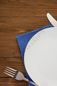 白板刀和叉木背景餐巾上的白板刀和叉图片
