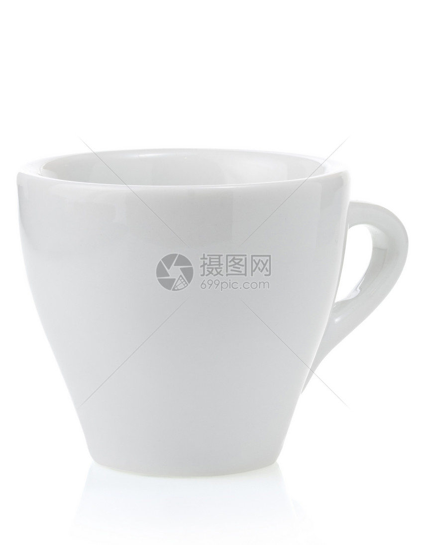 白色背景上孤立的空陶瓷杯图片