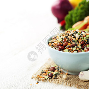 红豆扁青和小鸡与白蔬菜混合背景图片