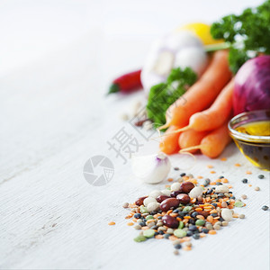 红豆扁青和小鸡与白蔬菜混合背景图片