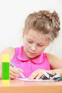 小女孩在教室里画小女孩在教室里画小学时代的创造力背景图片