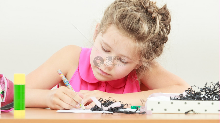小女孩在教室里画小女孩在教室里画小学时代的创造力图片