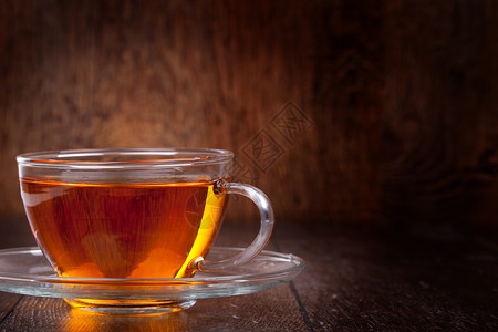 一杯茶木制背景的茶背景图片