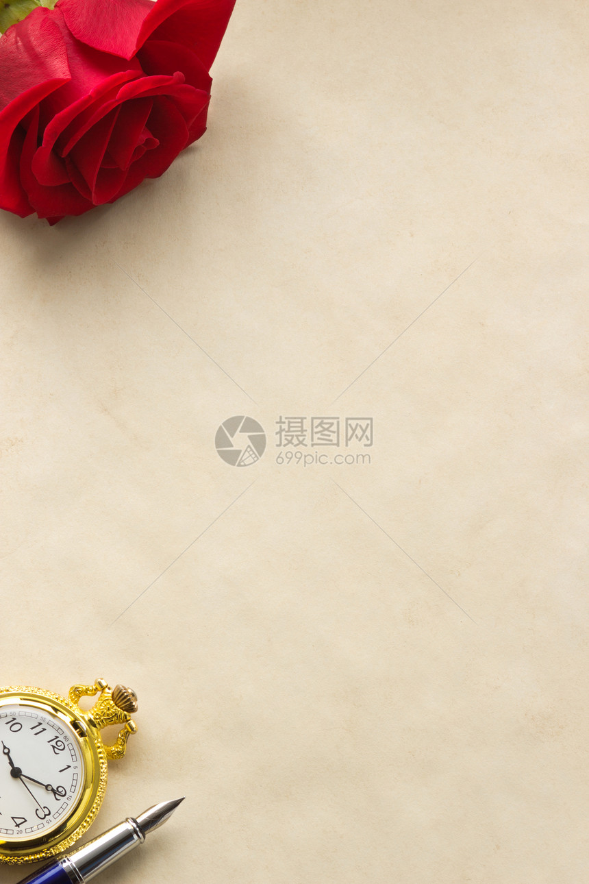 红玫瑰印在纸背景上图片