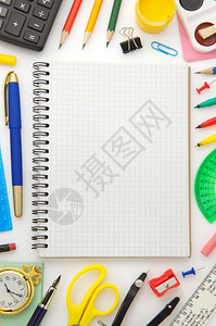 白背景孤立的学校用品和笔记本学校用品图片