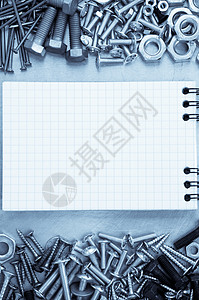 金属建筑硬件工具和空白笔记本图片