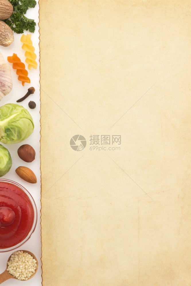 白背景上孤立的食品原料和纸张图片