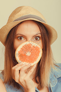 暑假到了女人用葡萄油遮住她的嘴夏天快乐暑假健康食物Instagram过滤了背景