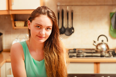 女孩坐在厨房等早餐女人坐在厨房图片