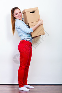 女子在开心的搬纸箱图片