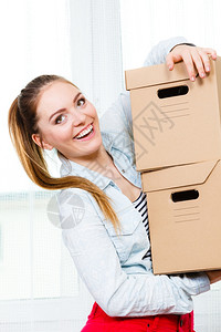 女子在开心的搬纸箱图片