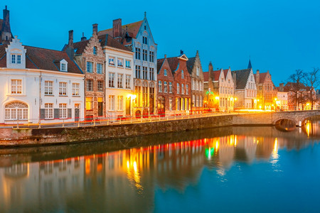 比利时布鲁日斯运河的景象城市与美丽的中世纪彩色房屋桥梁和反射图片