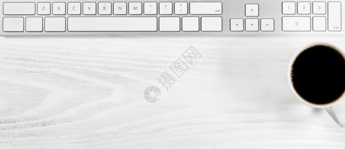 有键盘和咖啡的白色桌面覆盖视图图片
