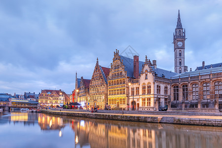 比利时Ghent镇QuayGraslei和Leie河上的中世纪建筑图片