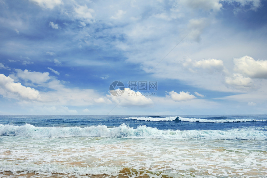 海洋波浪和蓝天空图片