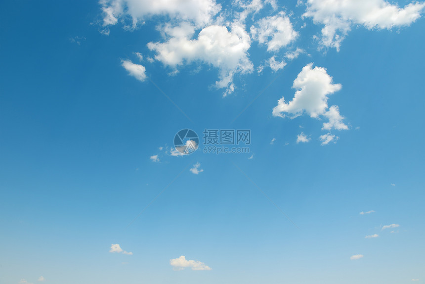 蓝色天空中美丽的白云图片