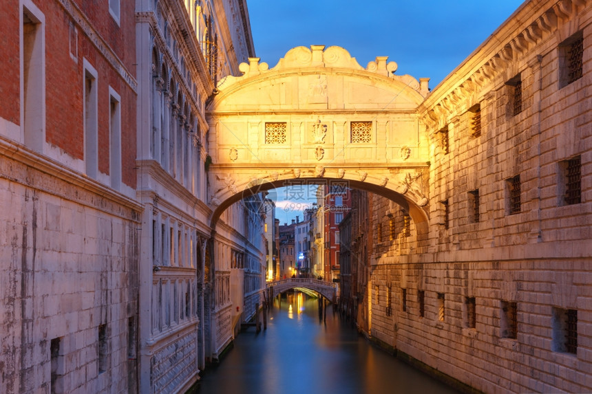 在意大利威尼斯的夜里叹息桥或索斯皮里图片