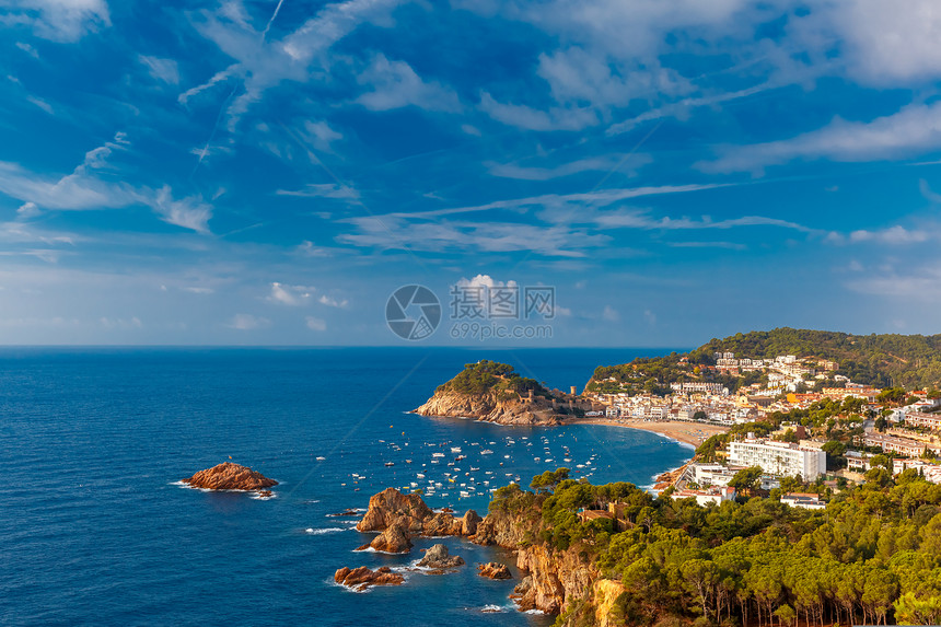 夏季上午BadiadeTossa海湾空中景象西班牙加泰罗尼亚科斯塔布拉瓦托萨德马尔图片