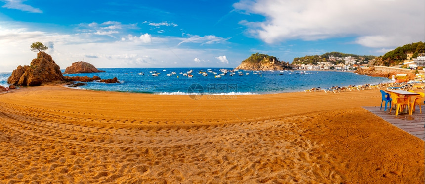 沙滩PlatjaMarMenudaBadiadeTossa湾和VilaVella堡垒上午科斯塔布拉瓦岛TossaMar加泰罗尼亚图片