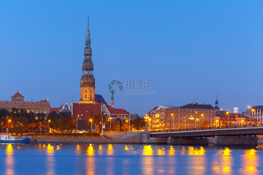 拉脱维亚里加老城圣彼得教堂石桥和达格瓦河图片