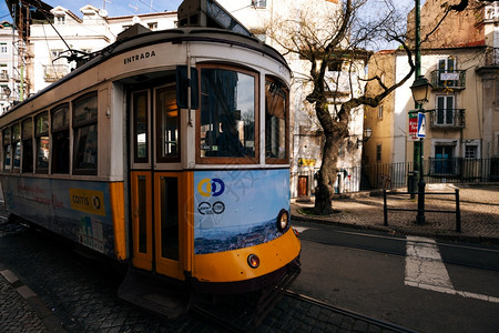 2016年月日葡萄牙里斯本旧传统电车背景图片