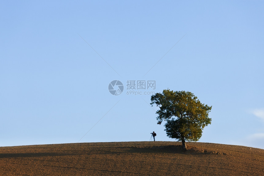 蓝天上山的摄影师图片