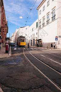 2016年月3日葡萄牙里斯本旧传统电车图片