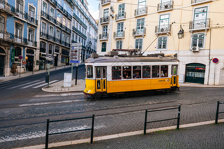 2016年月3日葡萄牙里斯本旧传统电车图片