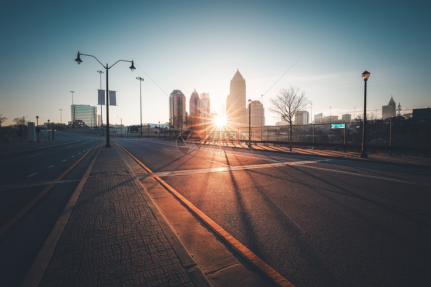 美国佐治亚州特兰大阳光明媚的现代城市街道图片