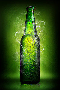 绿色背景的啤酒瓶图片