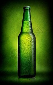 以绿色背景为瓶装啤酒中美味图片