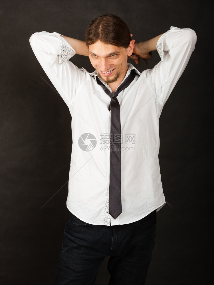男人穿着衬衫和领带男时尚观念人穿衬衫和领带年轻长发男穿着深色背景图片