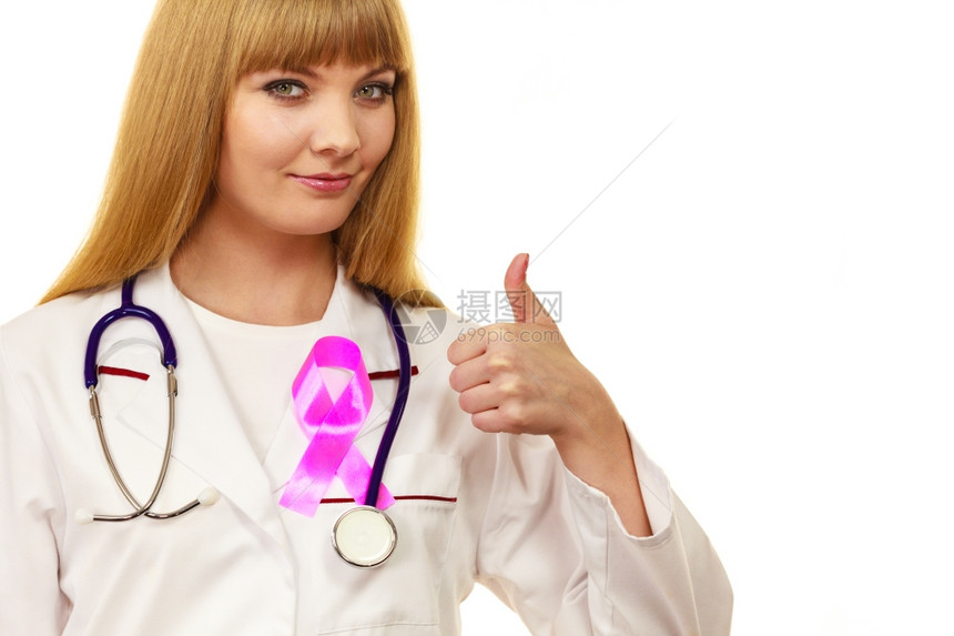 有听诊器的女医生和胸前做拇指手势的粉色丝带辅助符号的女医生图片