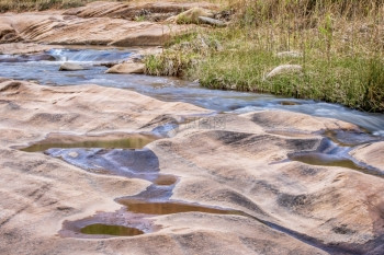 流过犹他州穆阿布的密尔溪沙石岩层图片