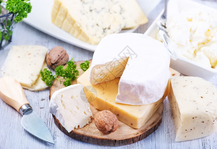 桌上和的奶酪背景图片