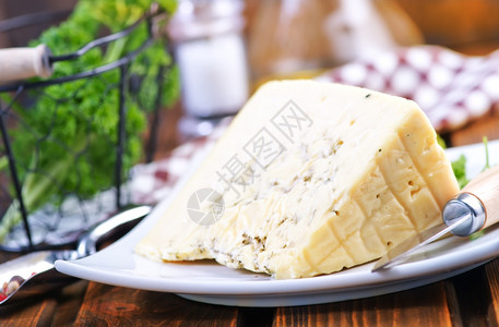 白瓷盘上的奶酪和餐刀图片