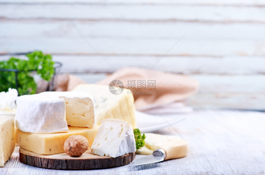 桌上和的奶酪图片