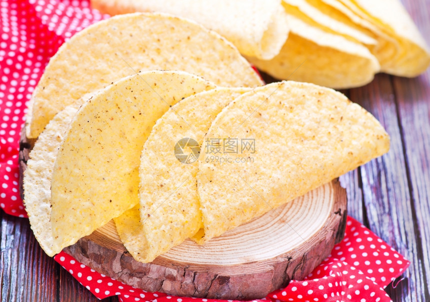 木制桌上的玉米粉罐头墨西哥玉米粉罐头图片