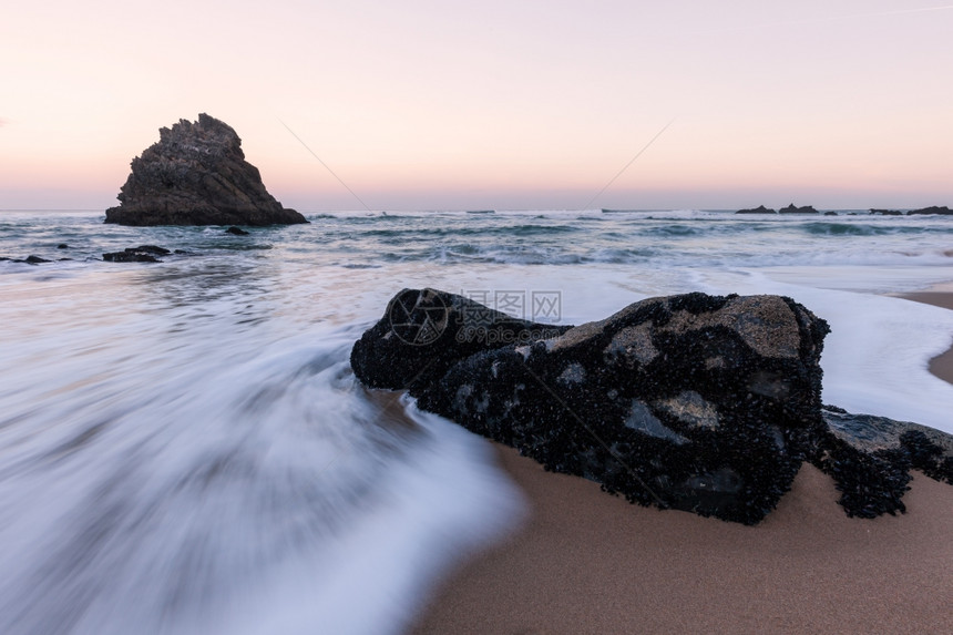 大西洋岩石海岸线葡萄牙阿德拉加海滩图片