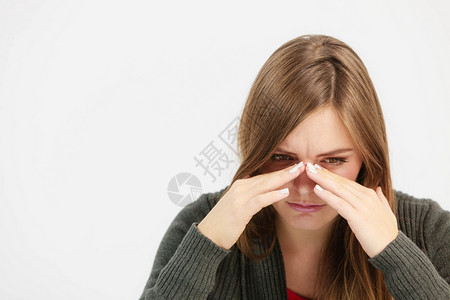 患上痛苦的鼻年轻女人患上疼痛的导致非常有油漆的头痛患上不健康的痛苦图片