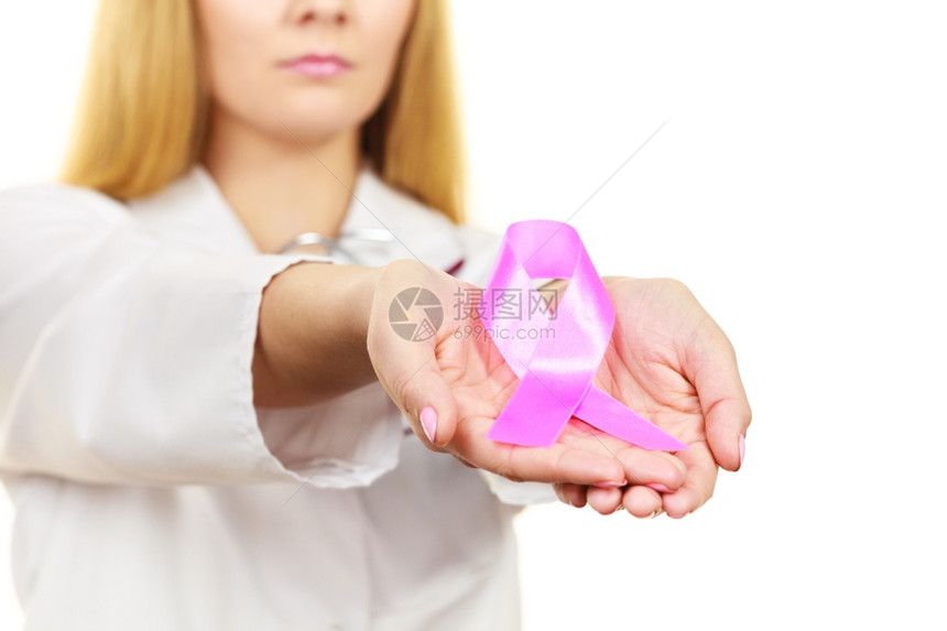 保健医药和乳腺癌认识概念显示粉色丝带辅助标志的医生图片